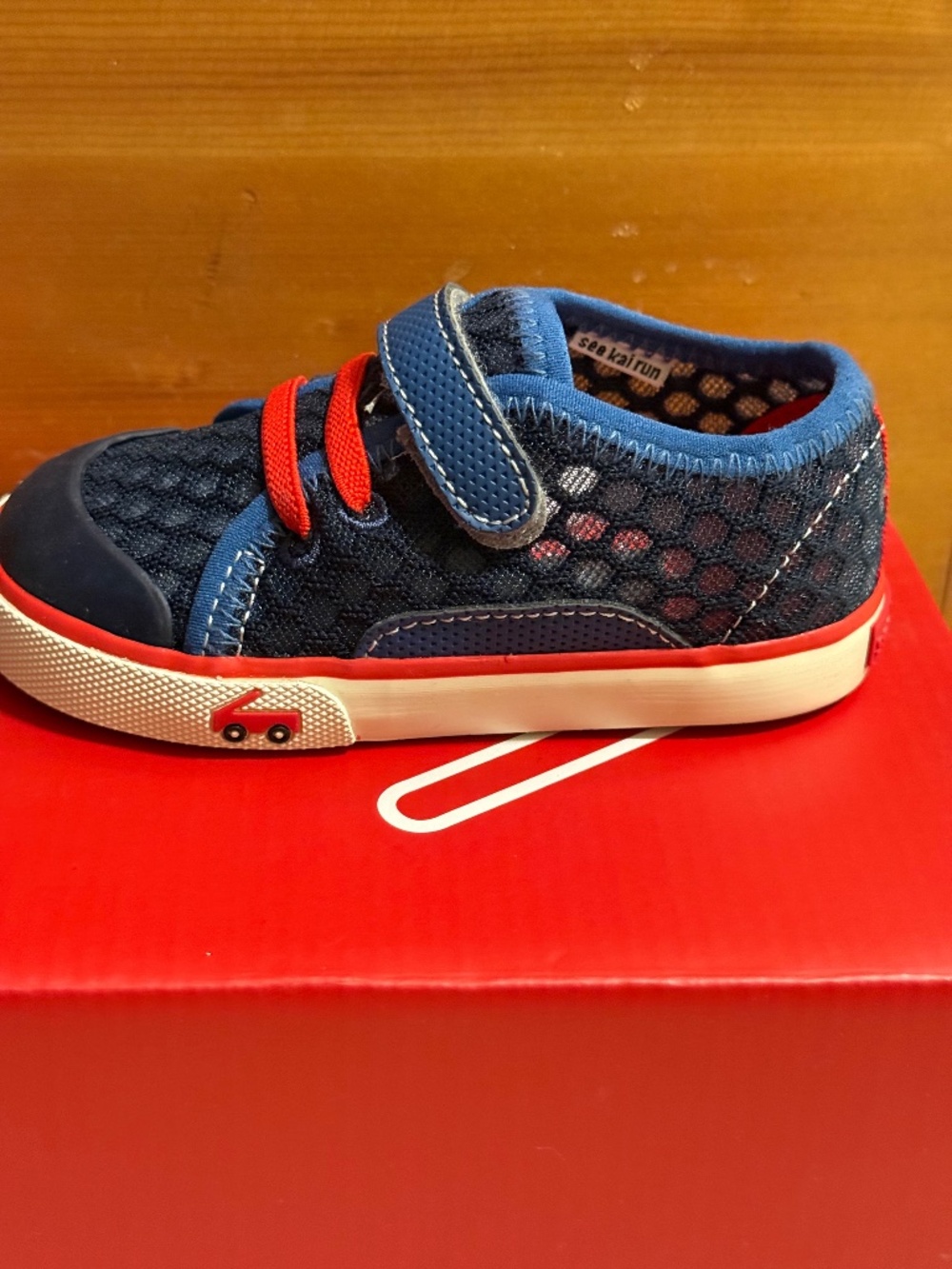 See Kai Run Saylor Sneakers size 7